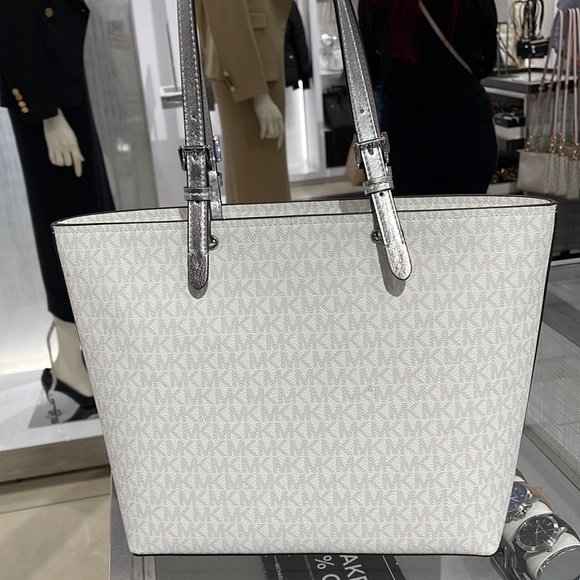 MICHAEL KORS OUTLET
Jet Set Medium Logo Pocket Tote Bag
Optic White/Silver 
NWT - Picture 11 of 16